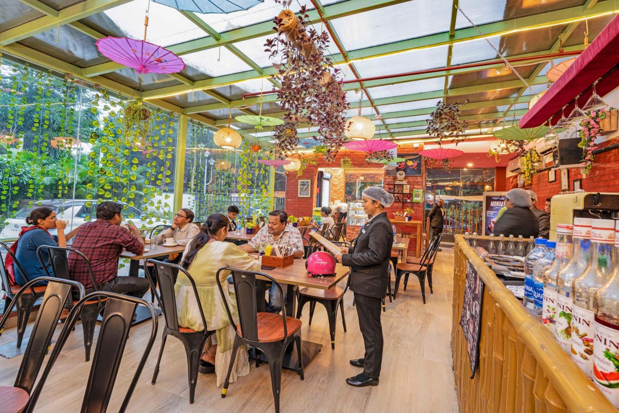 Indismart Hotel Kalkutta Kültér fotó
