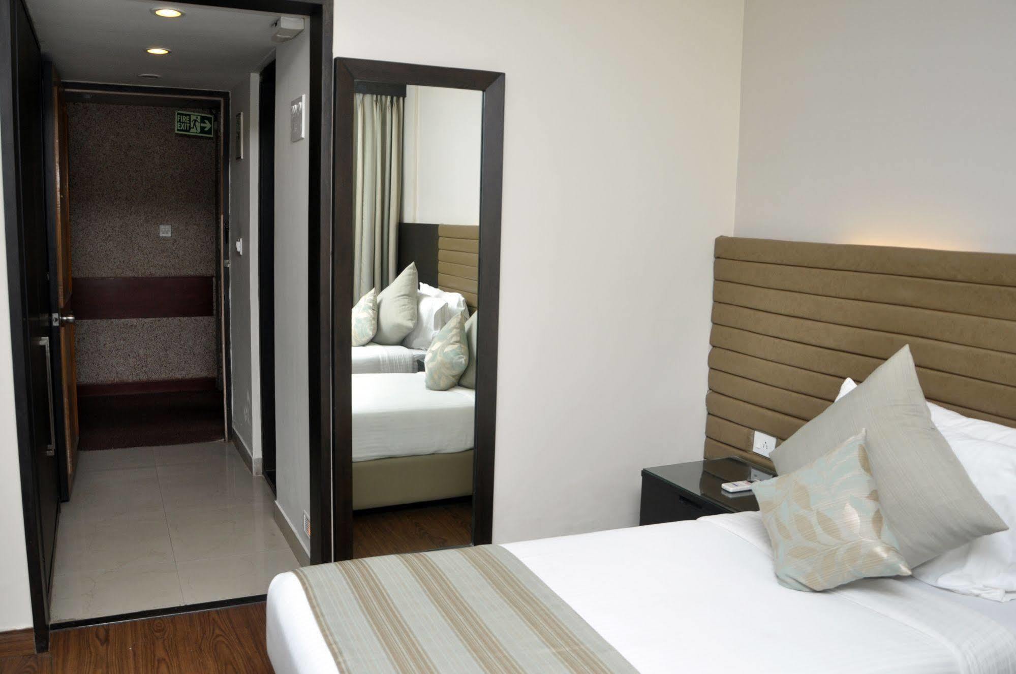 Indismart Hotel Kalkutta Kültér fotó